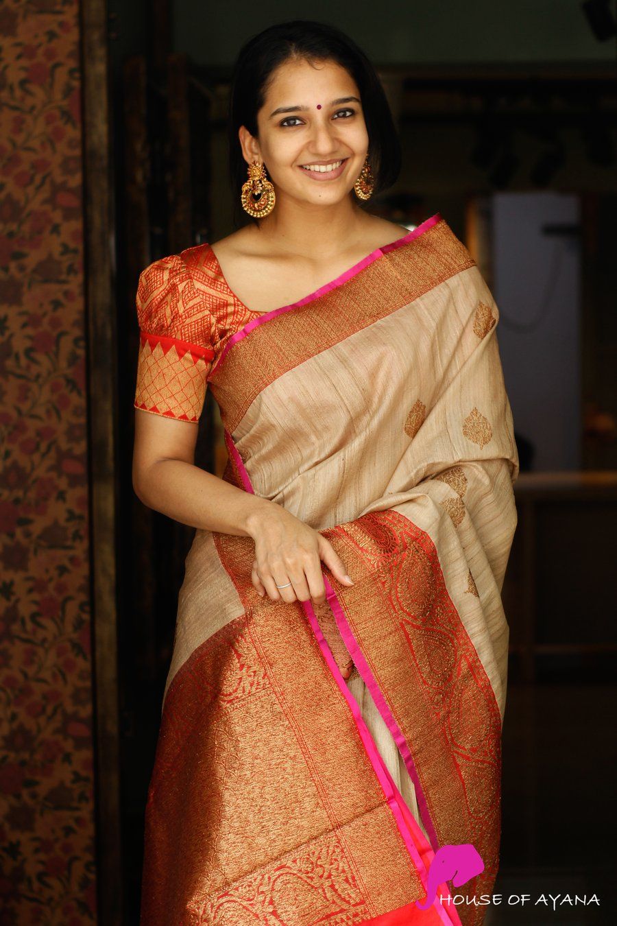 pattern of the blouse to give a new look to the Banarasi saree. 