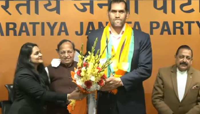 राजनीति की रिंग में उतरे रेसलर द ग्रेट खली, भाजपा का थामा दामन