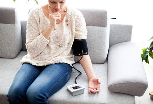 Low Blood Pressure: जानें ब्लड प्रेशर कम होने की सारी वजहें, लक्षण और बचाव के तरीके